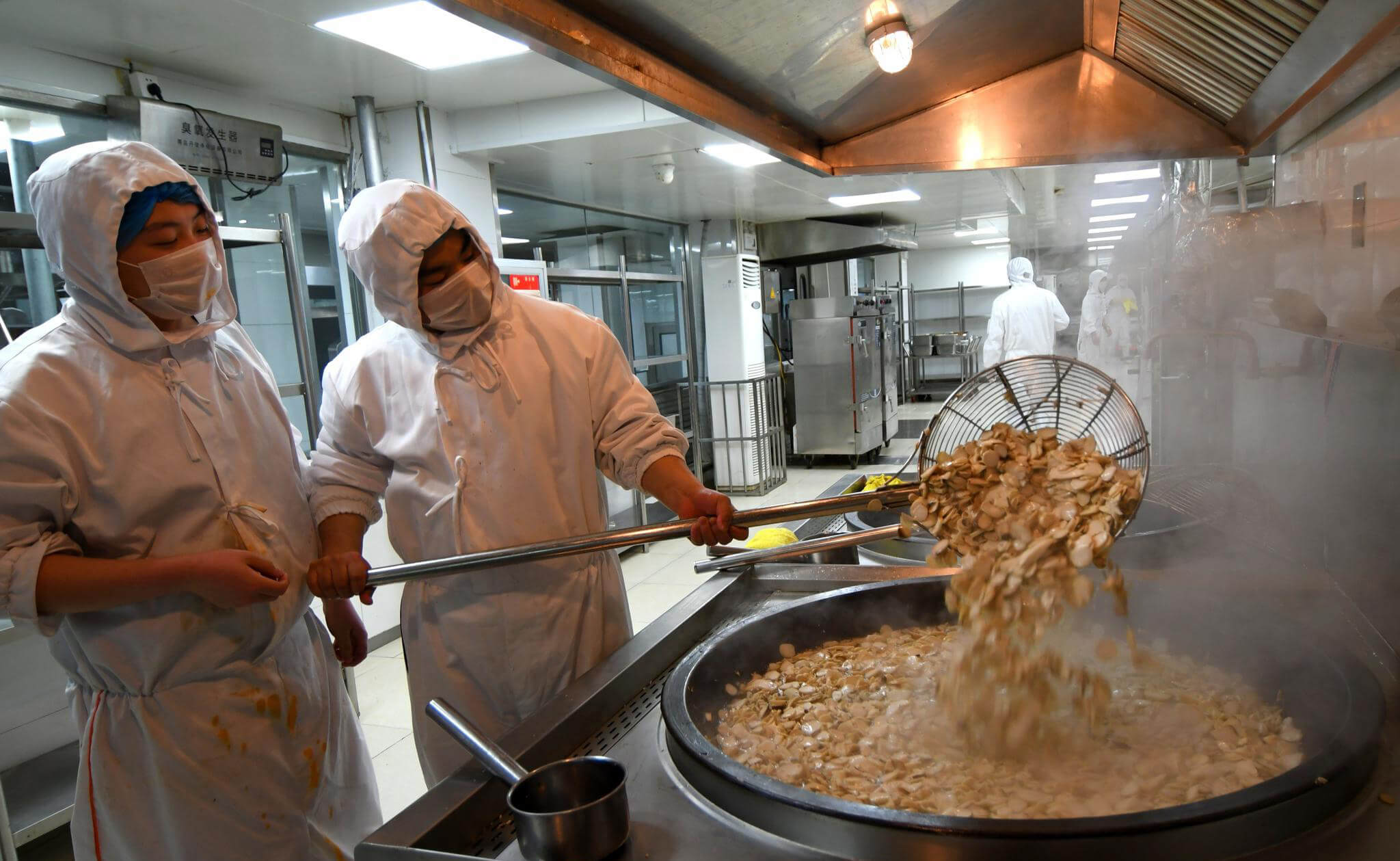 食品油炸与炒制工序现场